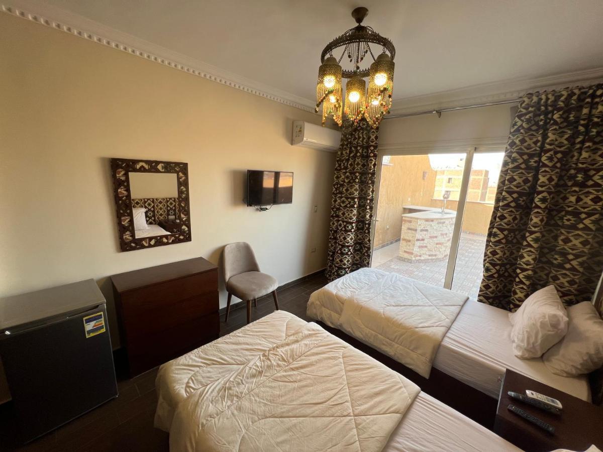 Bedouin Pyramids View Hotel Kafrat al Jabal Exterior photo